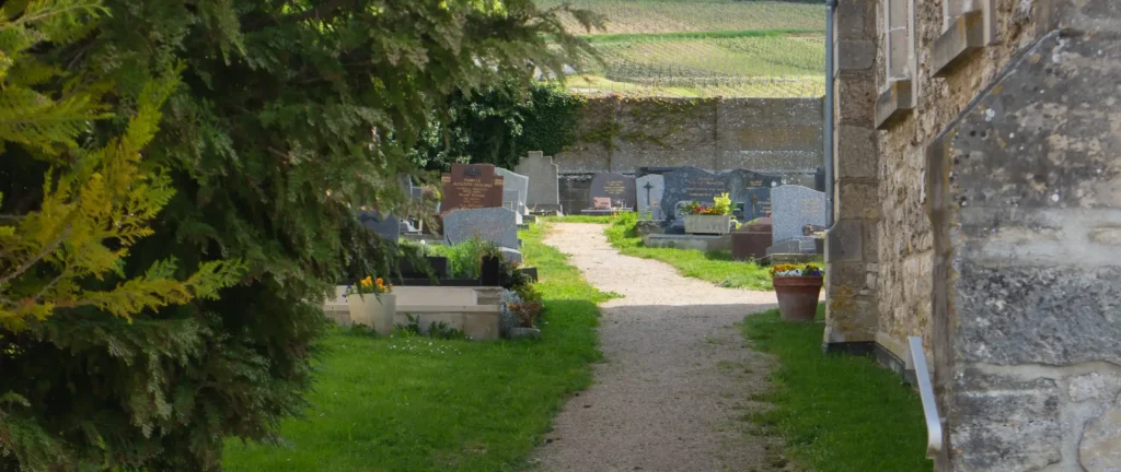 Vue sur cimetiere de Courmas